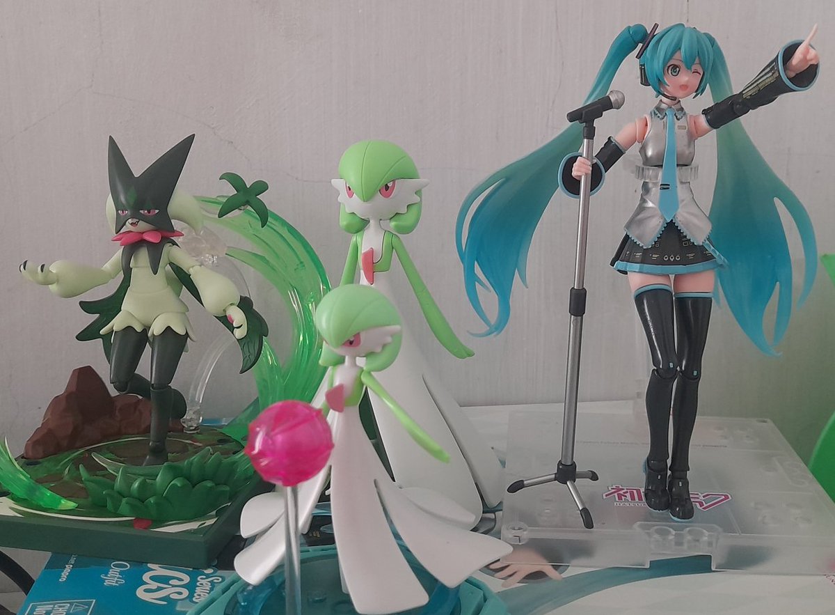 TanzDev's tweet photo. I don't have a display case yet, so I just prop em on top of the box lmao
Am thinkin to get an acrylic box so they won't get too dusty https://t.co/Ga1QXHUm14