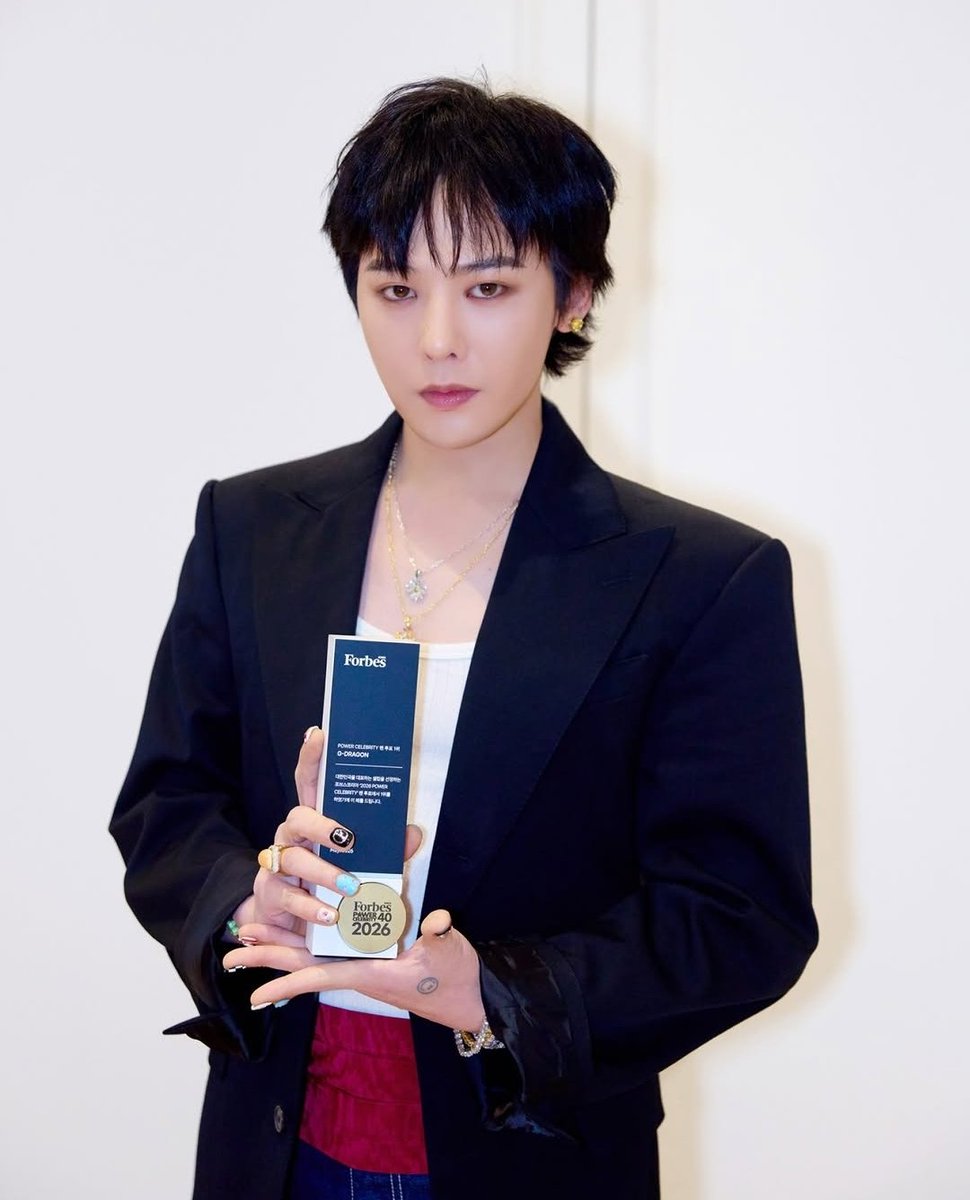 WhiteTamar1's tweet photo. Yay Congratulations G-DRAGON received the trophy for #1 in the 2026 Forbes Korea 'Power Celebrity 40' people vote👑

26.94 Million votes for G-Dragon. The Power Power.
Look at the new Forbes hair, the bangs 😍😍😍
#GDRAGON https://t.co/joxhNu2mVo