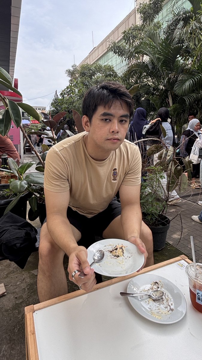 hiukecap's tweet photo. Gua dimirip-miripin sama kucing syalan 😭😭😭
 Emg iya? Udah 4 orang bilang mirip :( https://t.co/lKFCzUVpQg