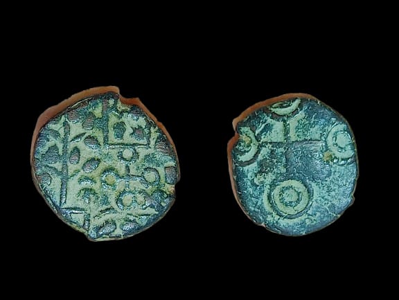 BegulaCryptoCat's tweet photo. Ujjain, Anonymous AE 1/2 karshapana
Weight: 4.22 gm., Diameter: 18 mm.

Obverse: Ujjain symbol; svastika and Indradhvaja on right and railed tree on left; fish-tank above the Ujjain symbol and parts of chakra on top right; river at the bottom.
Reverse: Ujjain symbol https://t.co/LlwNTx3tOy