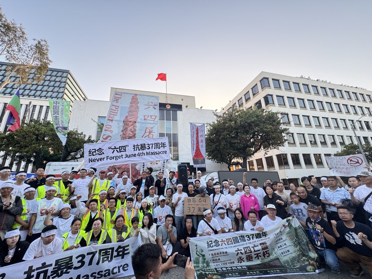 runing1189's tweet photo. 今天6月4日洛杉矶中共领事馆门口纪念“六四”抗暴37周年。1989—2026，三十七年过去了，真相不能被掩埋，记忆不能被清除。勿忘六四，星火不灭！

对于日本，共产党教育我们说:“忘记历史等于背叛”，对于俄国，共产党洗脑我们说:“纠结历史毫无意义”，对于中国六四，他们却说:“了解历史等于犯罪”！虽然共产党从小对我们洗脑教育模式，但记忆不会消失，事实不会改变，时间流逝，但历史仍在那里。有思想有信仰的中国人终会觉醒反抗，抗暴政，抗统治，抗极权压迫！自由属于人民，权利不该被忽视，真相值得被看见。愿明年六四更多的中国人参与这场“抗暴”活动！共产党不代表中国，没有共产党才有新中国！