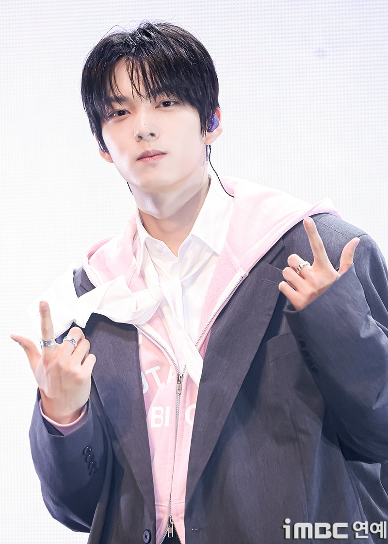 imbcenews's tweet photo. [포토] 네이즈 도혁, 훈훈 브이
#도혁 #네이즈 #NAZE #데뷔활동성료기념보고회 #PeopleTalk #iMBC연예

네이즈(NAZE) 도혁이 5일 오후 서울 이화여자대학교 삼성홀에서 열린 데뷔 활동 성료 기념 보고회에 참석해 포즈를 취하고 있다.

🔗https://t.co/yMvd1jxPiy https://t.co/NJPt5ZxF4z