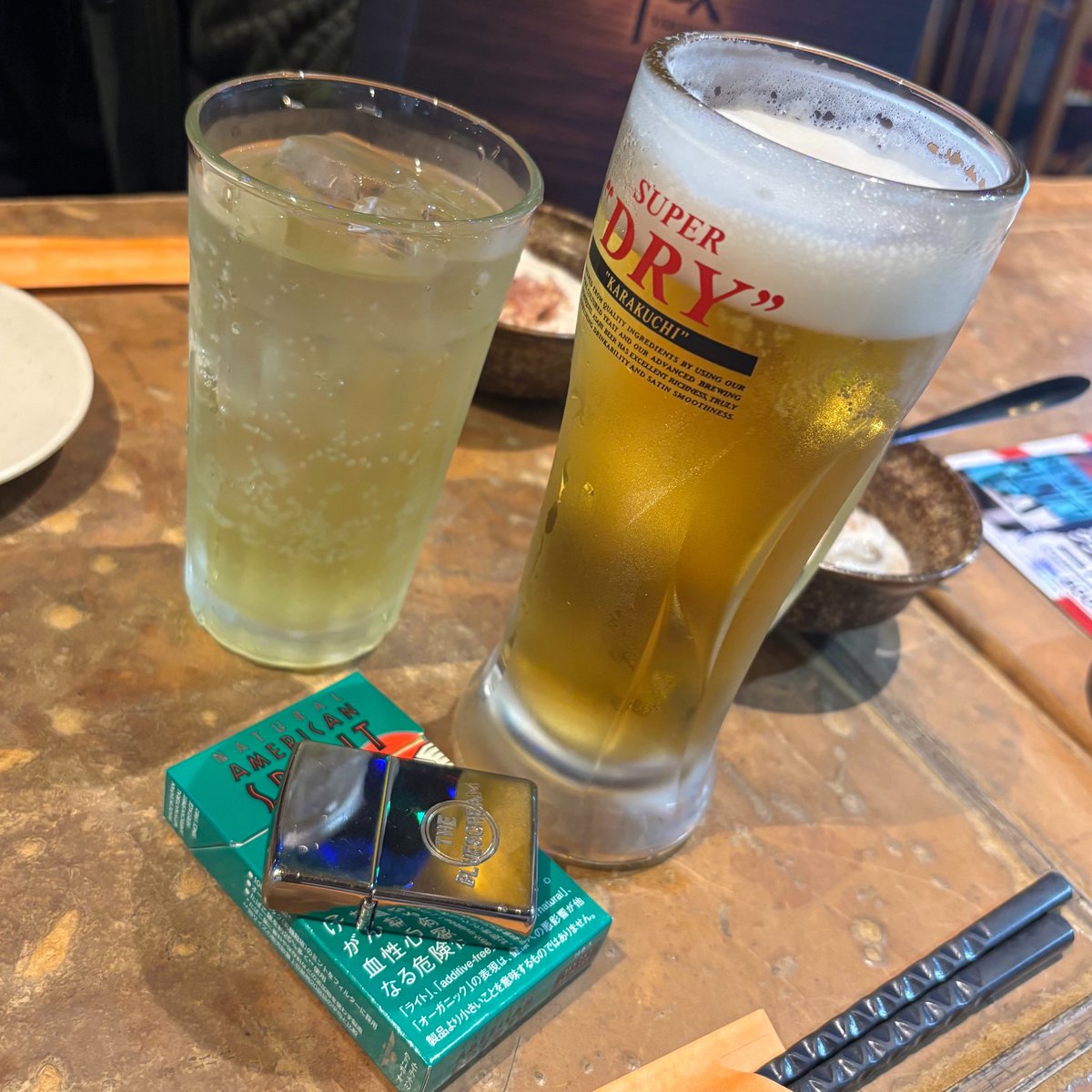 scarlet_thunder's tweet photo. 昨日の夜は涼しかったので秋葉原「とり鉄」のテラス席で晩酌🍻
初めて入ったー！
出汁の串焼き頼んだので芋焼酎ロック頼んだんだが、パンチが無さすぎて残念だった😭
まあ、この季節、外で飲むのは最高だね⚡️
テラス席なら
#席で紙巻き喫煙可 https://t.co/QQ731qGDiP