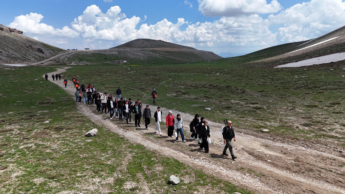 AFAD_Nigde's tweet photo. Destek AFAD Gönüllülerimiz Karagöl ve Çiniligöl’de Doğayla Buluştu

#AFAD #AFADGönüllüsü #DestekAFADGönüllüsü #NiğdeAFAD #Ulukışla #Karagöl #Çiniligöl #Gönüllülük #DoğaYürüyüşü #AfetFarkındalığı https://t.co/tEJ9di1y3j