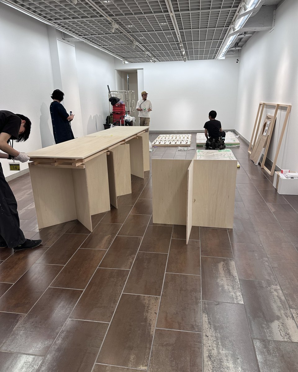 square4official's tweet photo. 【展示設営】
髙島屋日本橋店で開催中の展覧会にて展示制作を担当させていただきました。
事前作業では、お預かりした様々な膠を壁付けで見せられるようなパネルやプロジェクター治具、展示台を製作。
現地ではそれらの設置に加え、展示物の吊りや壁掛け、カッティングシートの貼り付けを行いました。 https://t.co/q4w2fMrBsS