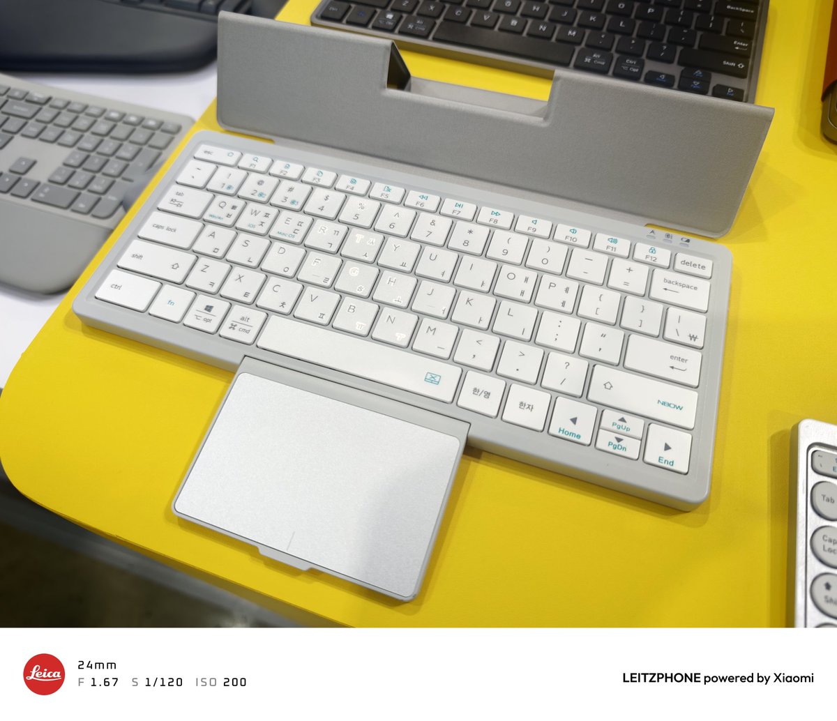 bca2gmin's tweet photo. 折りたたみキーボードが視界に見えて、YOUNG MAXさんへ💡
折りたためるコンパクトなキーボードが軽くて打鍵感もそれなりに良くて欲しい🫣
リプ欄の続きの画像のマウスもフィット感良くて事務作業に欲しくなった✨
#computex2026 #youngmax https://t.co/VXpkNciGsn