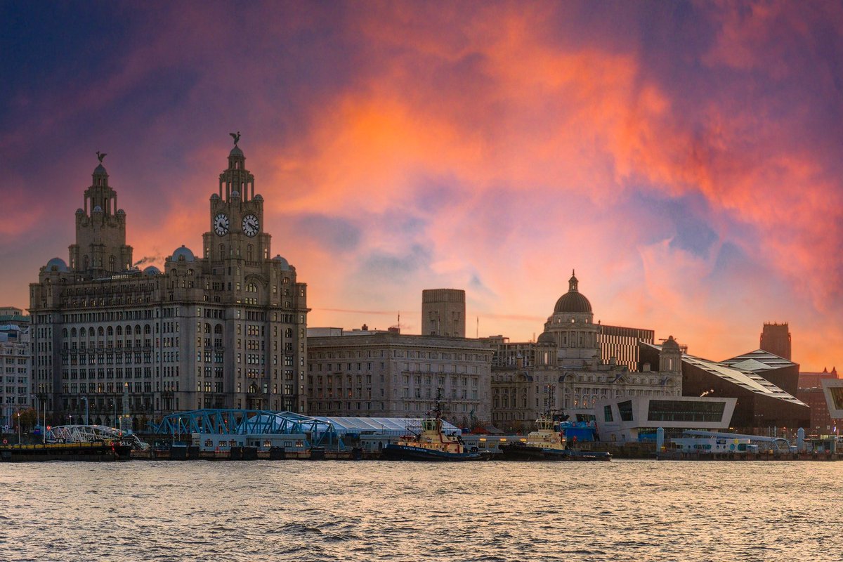 LiverpoolVista's tweet photo. Dawn sky over Liverpool. Good morning, folks. https://t.co/xthc5iVZ1H
