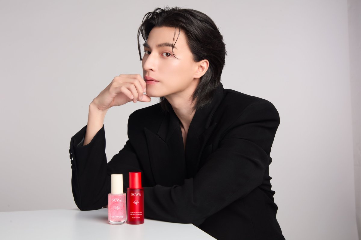 tingmonthly's tweet photo. หล่อทะลุเลเซอร์! กลัฟ ปลุกเทรนด์หล่อ
ผิวกลัฟสกิน นั่งแท่นพรีเซนเตอร์ผู้ชาย sewa คนแรก ผิวเป๊ะ

  เซอร์ไพร์สแบบสับๆ ต้อนรับเดือน Pride Month เฉลิมฉลองความหลากหลายทางเพศ sewa (เซวา) แบรนด์สกินแคร์ลูกครึ่งไทย-เกาหลีชื่อดังเจ้าของตำนาน “น้ำตบโสม 2,000 ปี” ที่ครองใจผู้บริโภคชาวไทยและได้รับการตอบรับจากลูกค้าทั่วโลกมาอย่างต่อเนื่อง ก้าวข้ามขีดไร้จำกัดทางเพศ ภายใต้แนวคิด “Skin Has No Gender” ส่งต่อแนวคิดการมีผิวสุขภาพดีเป็นเรื่องของทุกคนและทุกเพศทุกวัย เปิดตัวพรีเซนเตอร์ผู้ชายคนแรกแบบเต็มรูป คว้าพระเอกสายละมุนสุดฮอตระดับโกลบอล 
 “กลัฟ คณาวุฒิ ไตรพิพัฒนพงษ์” เดินหน้าขยายพอร์ตโฟลิโอสู่ตลาดสกินแคร์พรีเมียม นั่งแท่นพรีเซนเตอร์ เซรั่มแคปซูลออย “Sewa Ultimate Recovery Capsule Oil Serum” นวัตกรรมออยล์เซรั่มเพื่อการฟื้นฟูผิว ยกกระชับ และกระชับรูขุมขน ในฐานะพรีเซ็นเตอร์คนใหม่ของแบรนด์ สะท้อนภาพลักษณ์คนรุ่นใหม่ที่ใส่ใจการดูแลผิวและสุขภาพความงาม พร้อมเทรนด์ผิวใหม่ Get your GULF Skin ผิวกลัฟสกินปฏิวัติการดูแลผิวร่วงโรยด้วยนวัตกรรม Capsule Oil Tech จาก Sewa หรือชื่อสามัญจำง่ายว่า เซรั่มกันแก่ ที่มาพร้อมนวัตกรรม PORE LASER ™ เอกสิทธิ์สุดปังจากเซวา พร้อมดูแลตรงจุดทุกปัญหาผิว
    ร่วมค้นพบมิติใหม่ของการฟื้นบำรุงผิว และติดตามทุกกิจกรรมพิเศษกับพรีเซนเตอร์งานดีย์ต่อใจไปกับ “กลัฟ คณาวุฒิ“ และ Sewa Ultimate Recovery Capsule Oil Serum นวัตกรรมแคปซูลออยล์เซรั่มจากเกาหลี ติดตามข้อมูลข่าวสาร-สั่งซื้อสินค้าได้ที่ https://t.co/Pi2dkceEfg, Instagramหรือ Line OA : @sewathailand และ Sewa Official บนแพลตฟอร์มออนไลน์ทุกช่องทาง และร้านค้าชั้นนำทั่วประเทศ

#sewa #sewathailand #SewaXGulf #กลัฟคณาวุฒิ #SewaTheNewPresenter #SewaCapsuleOilSerum #เซรั่มกันแก่