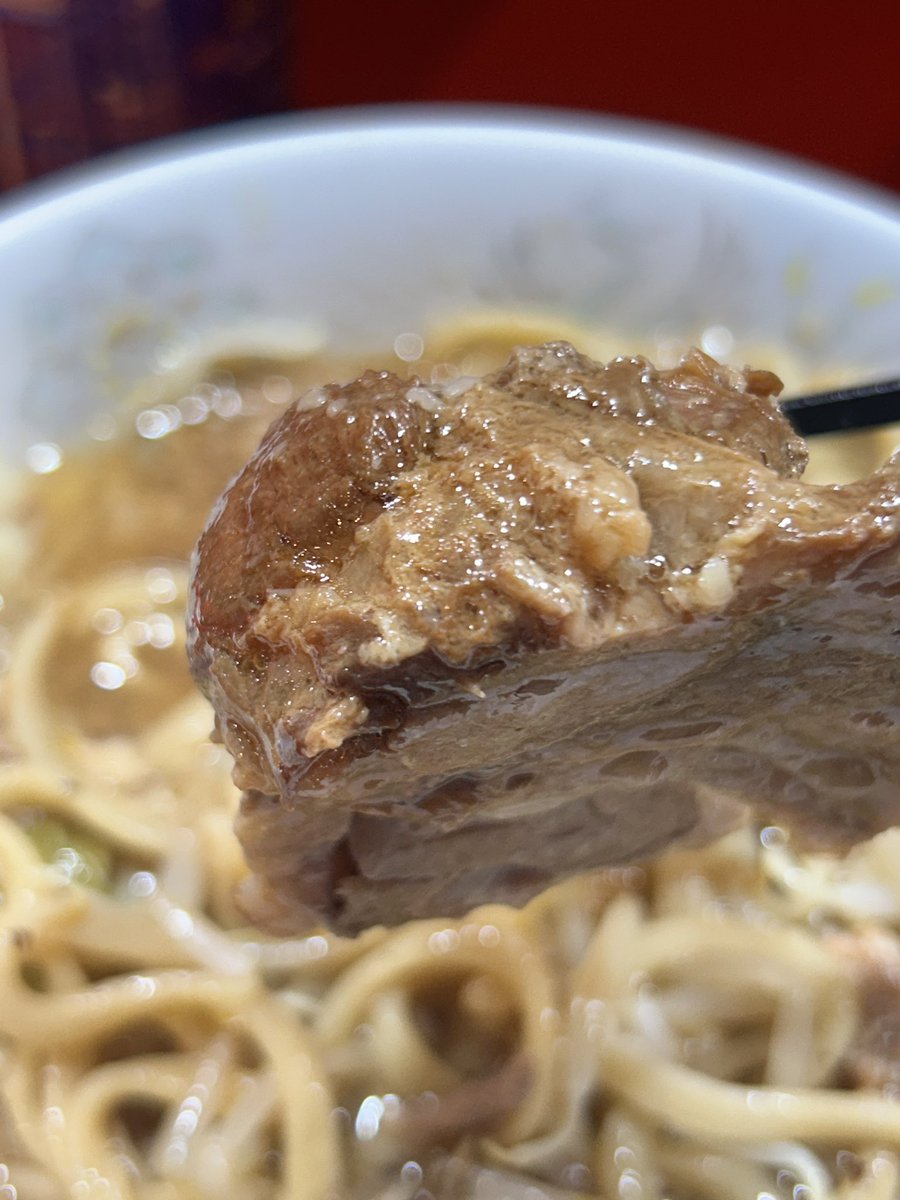 rawota2022's tweet photo. ラーメン二郎名古屋大曽根店小ニンニクマシアブラです。卓上には有名なゆかりとラー油まで。歌舞伎出身の店主さんとのことだが豚もホロッホロで旨し。スープは乳化めだけどしっかりしたベースの個性あるスープ。麺は若干のデロめ。またしても端豚！全体的にめちゃうま。 https://t.co/ffxw3WlIZx