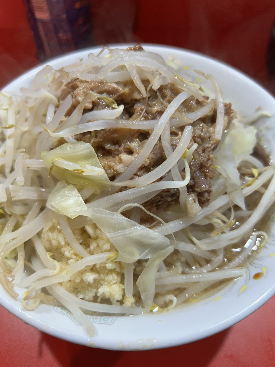 rawota2022's tweet photo. ラーメン二郎名古屋大曽根店小ニンニクマシアブラです。卓上には有名なゆかりとラー油まで。歌舞伎出身の店主さんとのことだが豚もホロッホロで旨し。スープは乳化めだけどしっかりしたベースの個性あるスープ。麺は若干のデロめ。またしても端豚！全体的にめちゃうま。 https://t.co/ffxw3WlIZx