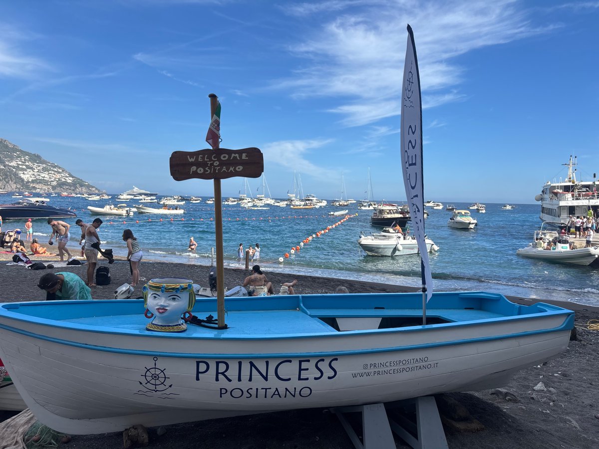 AlwaysMoreUK's tweet photo. Positano is without a doubt one of the most picturesque places I’ve ever been to. The boats on the glistening water, the houses built into the hillside, the narrow cobbled streets, enjoying the stunning views, and having a swim to finish the day. Perfecto 🇮🇹 https://t.co/iVVrf3wMnt