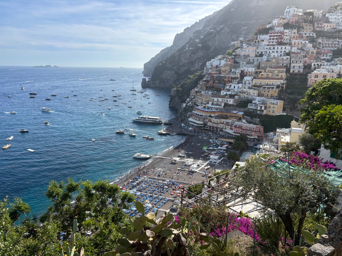 AlwaysMoreUK's tweet photo. Positano is without a doubt one of the most picturesque places I’ve ever been to. The boats on the glistening water, the houses built into the hillside, the narrow cobbled streets, enjoying the stunning views, and having a swim to finish the day. Perfecto 🇮🇹 https://t.co/iVVrf3wMnt