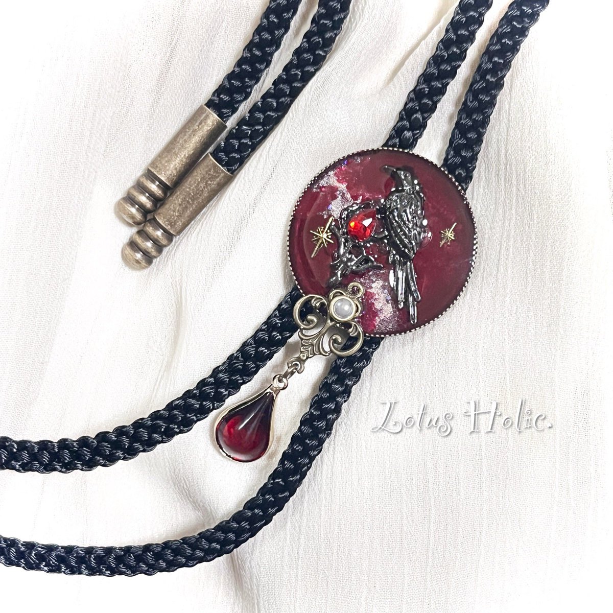 JINGAI_SHOTEN's tweet photo. ☪️ #人外商店魔法市07 🐈‍⬛

アイテム追加されました🎁✨

Egypt ian Cat necklace Twins Purple

カラスモチーフ🐦‍⬛ループタイ

#推し活グッズ には 缶バッジやアクスタ
アクキー トレカなど連れ歩きやすい
窓あり大容量バッグ👜🌈

それぞれ一点モノなのでお早めに✊🏻

#個性派コーデ #campfire 💎 https://t.co/ga0sY3gIUx