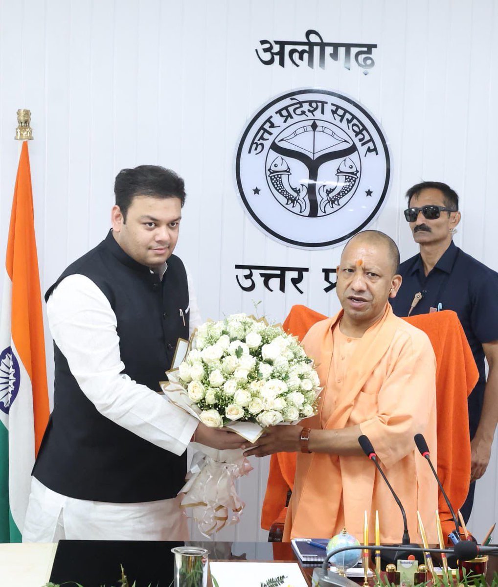 GireeshUpadhya9's tweet photo. मा• मुख्यमंत्री 
@myogiadityanath जी 🙏
उ•प्र• के 1:43 लाख #शिक्षामित्रों की ओर से जन्मदिन की हार्दिक बधाई 🎂🎉
@BJP4India 
@BJP4UP 
@CMOfficeUP 
@thisissanjubjp
@rajendradev6 
@bstvlive 
@ABPNews 
@aajtak https://t.co/09BNzTvyeC