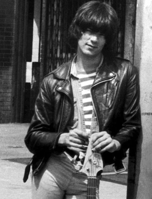 alex6tw's tweet photo. #DeeDeeRamone (September 18, 1951 - June 5, 2002)

#Ramones https://t.co/CS8QWnglnL