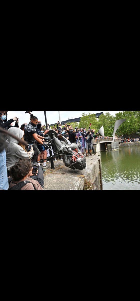 simonroden1's tweet photo. @ReturnOfDadbo @Nigel_Farage Whose paying for this? https://t.co/mbD1i7M0hf