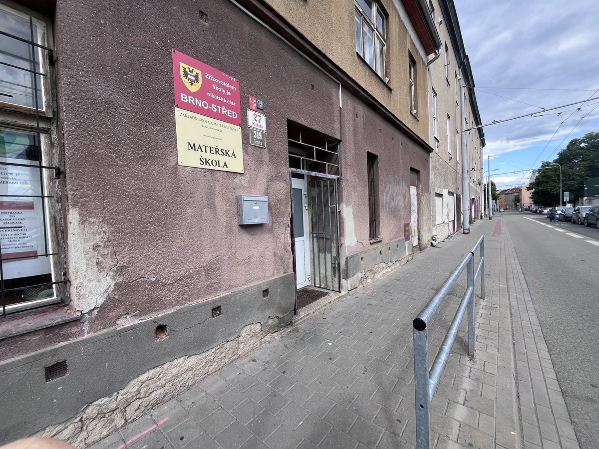 veronikaruut's tweet photo. Mateřská školka, Brno, 2026.

Prostředí, ve kterém vyrůstáme, formuje naše hodnoty, cíle, motivaci i vztahy k ostatním. Pokud vás jednou tahle děcka odloží do podobně děsivého domova pro seniory, moc se nedivte. Právě takové prostředí totiž od nejútlejšího věku vnímají jako standard.

Jestli si myslíte, že je Brno fajn město, vyrazte pár kroků mimo centrum. Najdete bezútěšný dezolát, kam se člověk podívá. Nepřátelské, zaostalé a rezignované město kdesi na periferii Evropy. Lidé ani děti v Brně rozhodně nejsou prioritou.