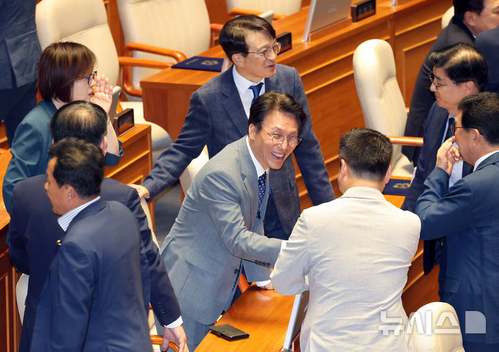 revivkms's tweet photo. 의원들과 인사 나누는 김민석 국무총리

김민석 국무총리가 5일 서울 여의도 국회에서 열린 본회의에서 의원들과 인사를 나누고 있다. 

https://t.co/HXjx1VhkzM https://t.co/u9S2yejfI1