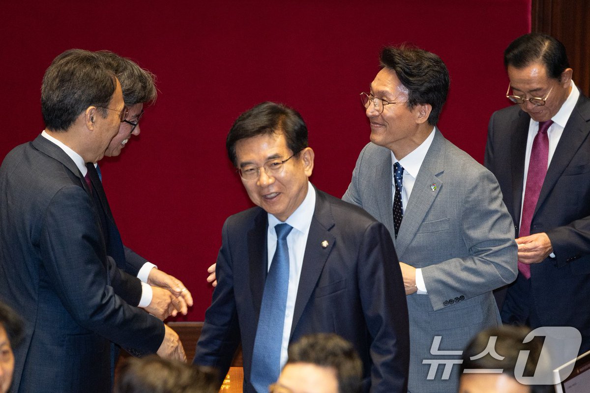 revivkms's tweet photo. 의원들과 인사 나누는 김민석 국무총리

김민석 국무총리가 5일 서울 여의도 국회에서 열린 본회의에서 의원들과 인사를 나누고 있다. 

https://t.co/HXjx1VhkzM https://t.co/u9S2yejfI1