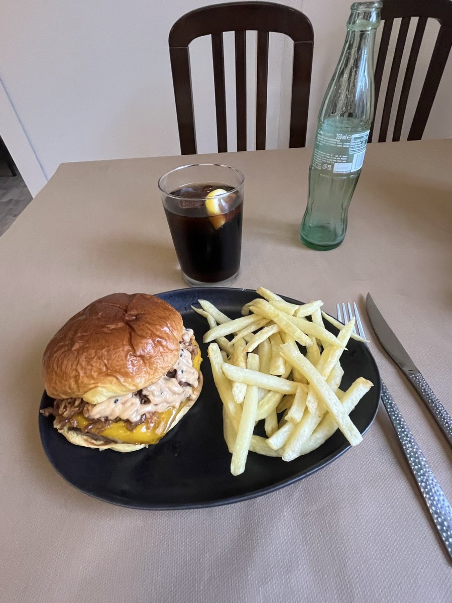 01Comandos's tweet photo. La mejor hamburguesa que me he comido en mi existencia la he comido en Finisterre. https://t.co/abnTUejaVk