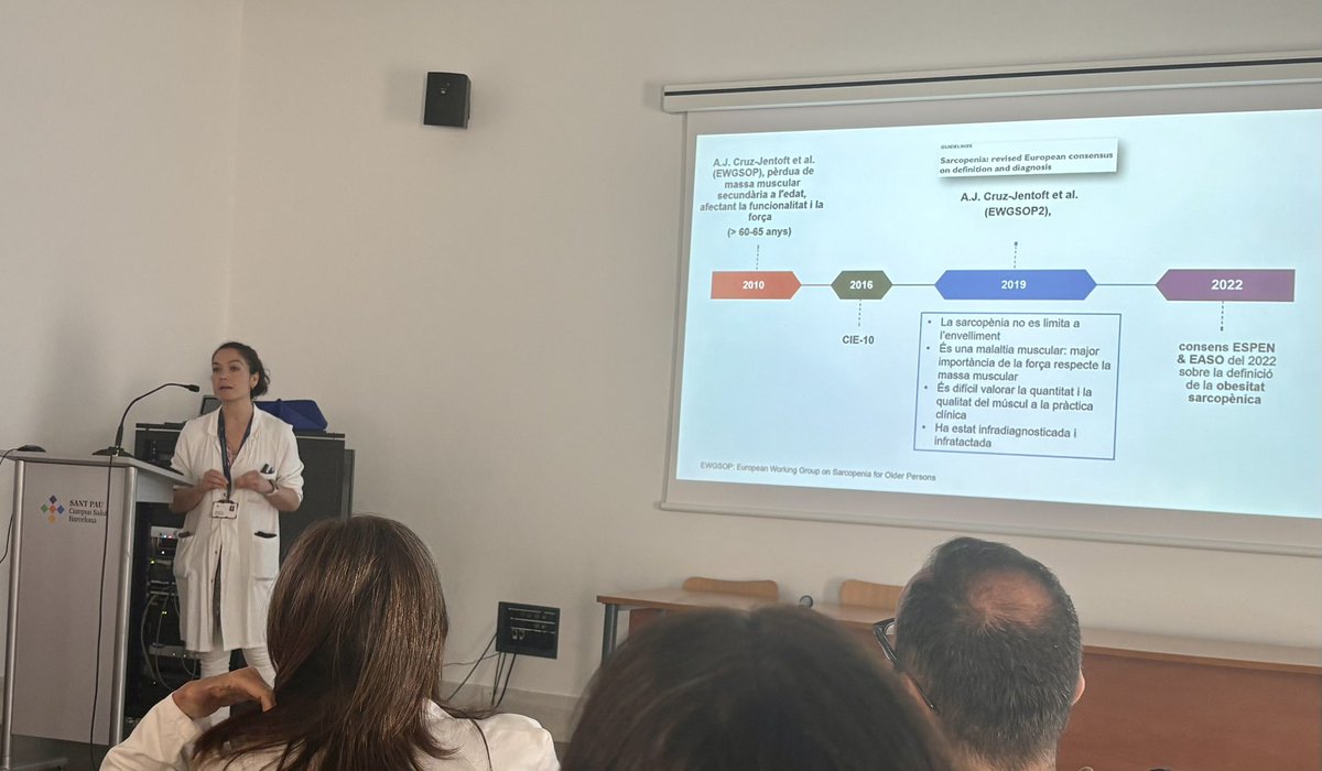 AnestSantPau's tweet photo. La Dra. Rocío Puig, del servei d’Endocrinologia i Nutrició ens parla de la #sarcopenia a la sessió de servei 💪🏼 #anestesiologia #anesthesiology #SantPau @HospitalSantPau https://t.co/iJgBkfg53R