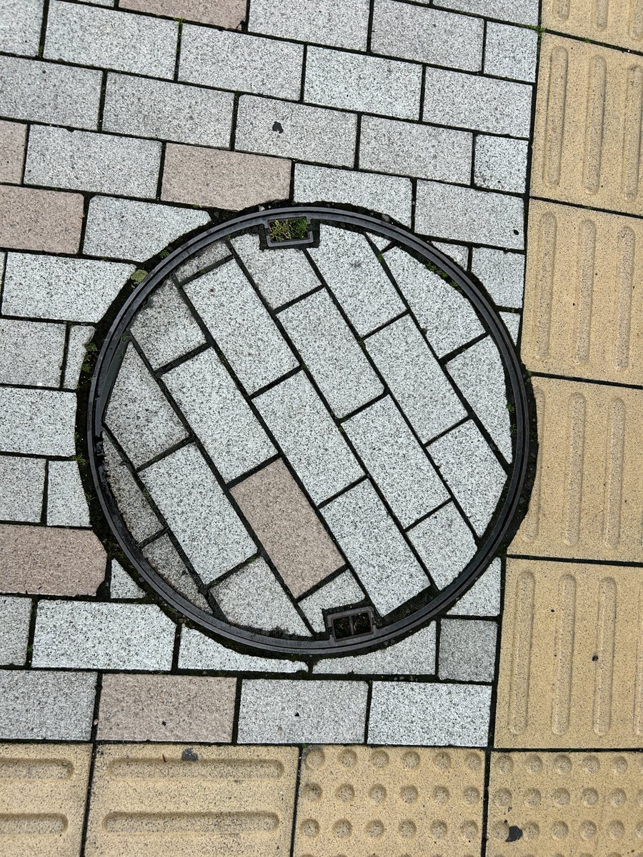 hutanosyukai's tweet photo. うえだおもしろマンホール探検・まちなか編⑧
インターロッキング蓋
戻す時、きっと重かったんでしょうか？
「下水道は前と後の位置が決まっています」との事 https://t.co/JzcgZL3PiL