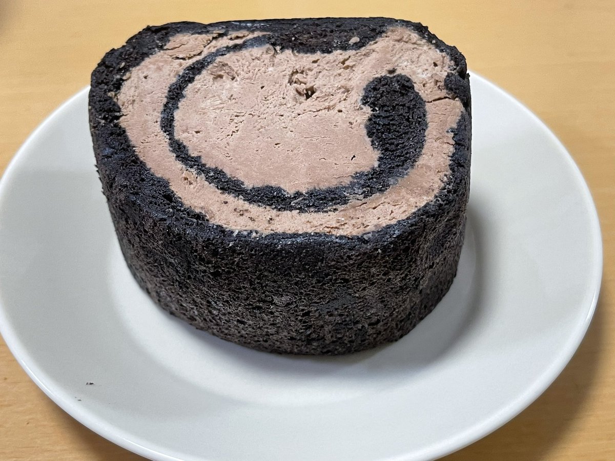 cobitodo's tweet photo. 本日の罪深き食べ物
エビ塩ラーメン（食べかけ）
ロールケーキ1/2（途中でギブ）

カロリーと塩分の暴力で腹パンです。
とりあえず、1時間半の運動とか8キロのチャリ移動とか吹き飛びましたよね。 https://t.co/o6KjHOQzOa