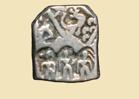 BegulaCryptoCat's tweet photo. Ancient India- Maurya Empire 

Usually attributed to *Chandragupta Maurya* (3rd BC.

Obverse: Three female figure &amp; six armed symbol
Reverse: peacock walking right on five arched hill.
3.0g, 13.52 X 13.47mm, about extremely fine. https://t.co/Zn9qjRBJey