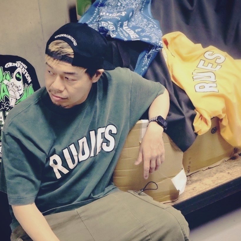 RUDIES_official's tweet photo. RUDIE'S meets TAKUMA

タクマからグッドバイブス120%な写真届きました🔥ツアーやフェスなどにTシャツも連れてってくれてる。そう思うと相当嬉しいな😌

#rudies #10feet https://t.co/iDhRcFNQHn