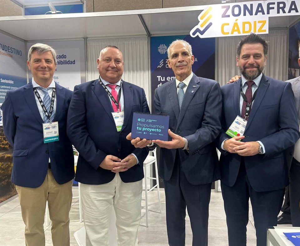 Fran_Gonzalez_P's tweet photo. El stand de @ZFCadiz en el encuentro empresarial en #Honduras ha despertado un gran interés y ha recibido numerosas visitas.

El presidente del país, Nasry Asfura, acudió al stand y se interesó por la actividad  del Consorcio gaditano, especialmente #BlueCore @Incubazul https://t.co/psO3MIj4ii