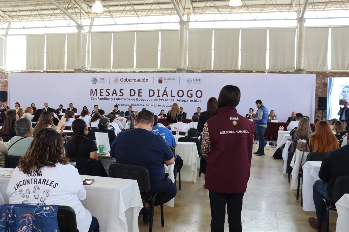 arturomedinap's tweet photo. Por instrucciones de la secretaria de @SEGOB_mx, @rosaicela_, participamos en las Mesas de Diálogo con Familias y Colectivos de Búsqueda de la Región Occidente: Aguascalientes, Colima, Guanajuato, Jalisco, Michoacán, Nayarit, Querétaro y Zacatecas.

En el encuentro realizado en #Zacatecas, junto a la fiscal general de la @FGRMexico, @ErnestinaGodoy_, y el gobernador @DavidMonrealA, reiteramos que la búsqueda de personas es una prioridad para el @GobiernoMX que encabeza la presidenta @Claudiashein.

Escuchar a las familias y dar seguimiento a sus planteamientos es fundamental para fortalecer las acciones de búsqueda, identificación humana y localización de personas, con pleno respeto a los #DDHH.

A la reunión también asistieron la fiscal especializada en materia de #DDHH de la @FGRMexico, Mariana Díaz Figueroa; las comisionadas nacionales de @Busqueda_MX, Martha Lidia Pérez Gumecindo, y de la @CEAVmex, @Yuriddhh; así como representantes  del Programa de Identificación Humana de la @UNFPAMexico, fiscales estatales y representantes de las comisiones de búsqueda de las entidades que integran esta región del país.