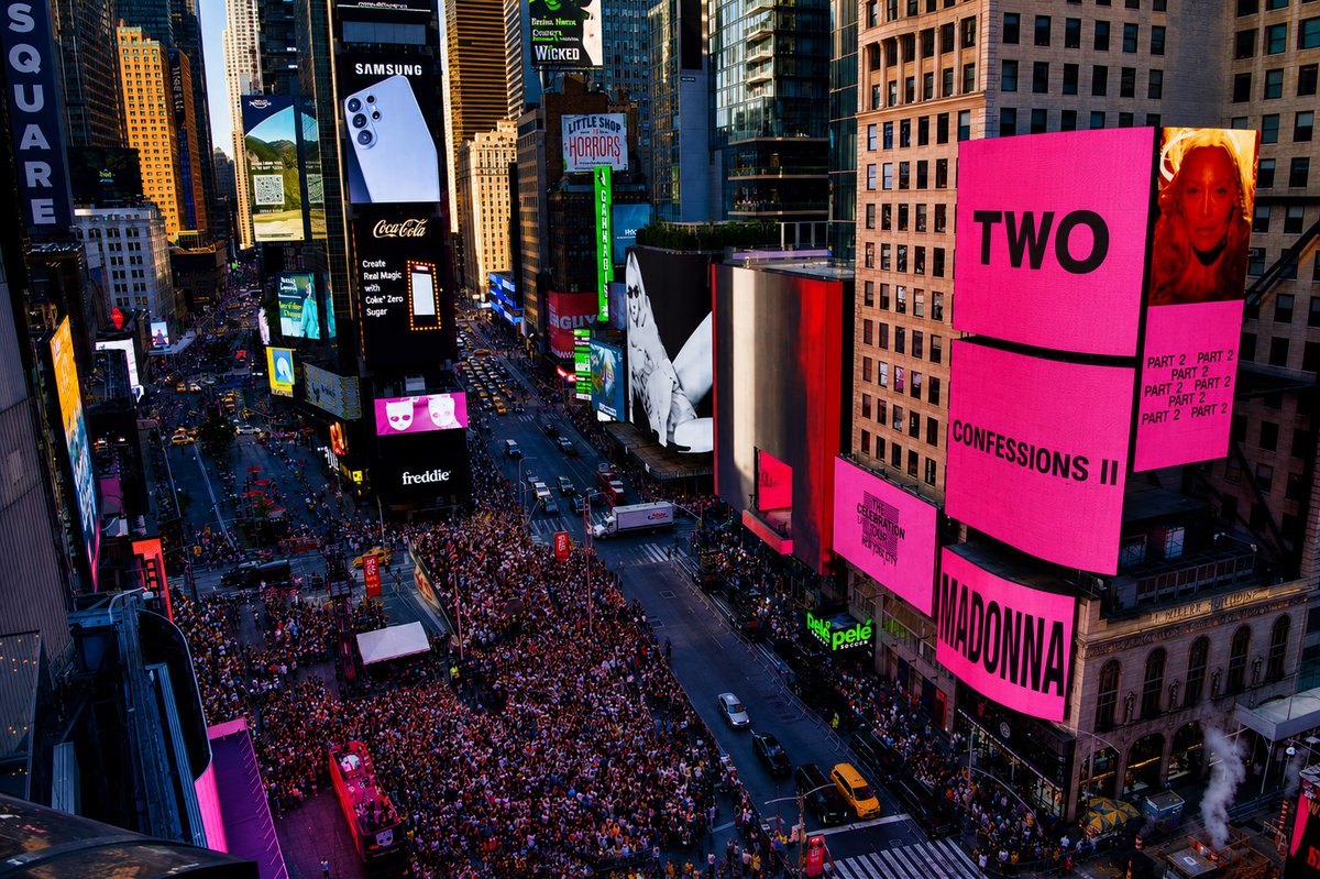 PapiNCali's tweet photo. Madonna: LIVE in Times Sq. https://t.co/WXODcWLFSS