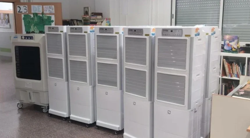 ComarcalCV's tweet photo. 🥵Olas de calor en los colegios: Quart de Poblet instala refrigeración de urgencia ante el silencio de la Conselleria https://t.co/KI69VHvBYH https://t.co/XfKGhxFI36