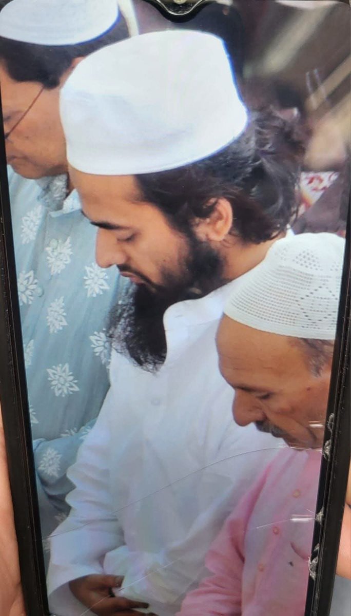 Maasoom_Baalak's tweet photo. यूपी के शामली में जाट परिवार जो 5 साल पहले मुसलमान बना उस परिवार का चौधरी #आयुष_मलिक  से #रहमान बनकर शामली #मस्जिद में नमाज पढ़ते हुए, इससे बड़ा और सबूत क्या होगा #धर्मांतरण का 
शामली पुलिस प्रशासन इस जाट परिवार का धर्मांतरण कराने वाले #मौलवी को और चांदनी कुरैशी के परिवार को #धर्मान्तरण में गिरफ्तार करें यदि गिरफ्तारी नहीं होती है तो एक दो दिन में आन्दोलन की तारीख की घोषणा की जायेगी शामली में #कुरैशी #बस्ती में चांदनी कुरैशी के घर और जिस मदरसे में धर्मान्तरण किया गया उस #मदरसे का भी #ऐतिहासिक घेराव करके धरना दिया जायेगा आप सभी हिन्दू वीर वीरांगना इस बडे आन्दोलन के लिए तैयार रहें ।

स्वामी यशवीर महाराज जी का आह्वाहन सभी जाट भाइयों तक पहुंचे।

@myogiadityanath 
@myogioffice