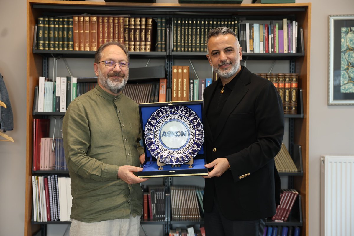 orhanaydin's tweet photo. Diyanet İşleri Başkanlığımızın kıymetli eski Başkanı Sayın Ali Erbaş hocamıza yeni vazifesi dolayısıyla ziyaretinde bulunarak, ülkemize ve milletimize sunduğu değerli hizmetler dolayısıyla kendilerine teşekkür etme fırsatı buldum.

Ziyaretimiz sırasında İstanbul 29 Mayıs Üniversitesi bünyesinde yürütülen ilim ve akademik çalışmalara dair bilgi alma imkânı da elde ettik.İlim, irfan ve medeniyet değerlerimizi geleceğe taşıyan bu kıymetli çalışmaların ülkemiz adına umut verici olduğunu görmekten memnuniyet duyuyorum.

Nazik ev sahiplikleri, samimi sohbetleri ve kıymetli değerlendirmeleri için kendilerine teşekkür ediyor, çalışmalarında muvaffakiyetler diliyorum.

Ülkemizin manevi ve ilmi hayatına sunduğu katkılar daima hayırla yâd edilecektir. Rabbim kendilerinden razı olsun.