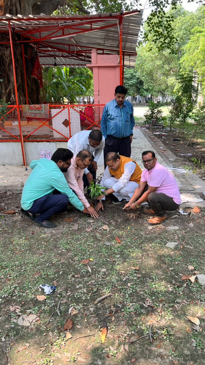 Awanish_Singh's tweet photo. विश्व पर्यावरण दिवस एवम् माननीय मुख्यमंत्री आदरणीय श्री @myogiadityanath जी के जन्मदिवस पर शिक्षामित्रों एवं शिक्षकों द्वारा उनके प्रति आभार व्यक्त करते हुए पूरे प्रदेश में वृक्षारोपण अभियान चलाया जा रहा है।

इसी क्रम में आज लखनऊ में शिक्षामित्र साथियों के साथ वृक्षारोपण कर प्रकृति संरक्षण, स्वच्छ पर्यावरण एवं हरित उत्तर प्रदेश के निर्माण का संकल्प दोहराया। वृक्षारोपण केवल एक कार्यक्रम नहीं, बल्कि आने वाली पीढ़ियों को सुरक्षित एवं स्वस्थ पर्यावरण प्रदान करने की दिशा में हमारी महत्वपूर्ण जिम्मेदारी है।

आइए, विश्व पर्यावरण दिवस पर हम सभी अधिक से अधिक पौधे लगाने तथा उनके संरक्षण का संकल्प लें।

इस अवसर पर उत्तर प्रदेश प्राथमिक शिक्षा मित्र संघ के प्रदेश महामंत्री श्री सुशील कुमार यादव जी, प्रदेश सचिव श्री आनंद सिंह जी, जिला प्रभारी लखनऊ श्री मोहम्मद आसिफ जी, जिला अध्यक्ष लखनऊ श्री हरिनाम सिंह जी, जिला संरक्षक श्री बीएल यादव जी, यूटा बाराबंकी जिलाध्यक्ष डॉ आशुतोष कुमार जी, प्राथमिक शिक्षक संघ हरक अध्यक्ष कुलदीप पटेल जी, जूनियर शिक्षक संघ सिरौली गौसपुर महामंत्री श्री अनिल कुमार जी एवं अन्य शिक्षक, शिक्षामित्रगण उपस्थित रहे।

#WorldEnvironmentDay #वृक्षारोपण #हरितउत्तरप्रदेश #एक_पेड़_माँ_के_नाम #SaveEnvironment
