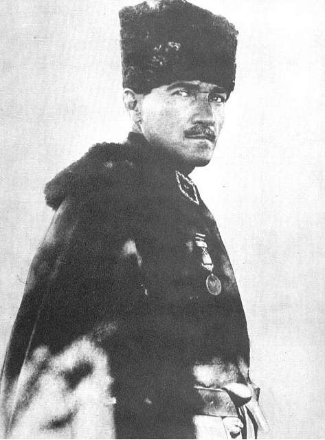 kurmayalbay1917's tweet photo. Bu ülkede Paşa'nın gerçek ve tek mirasçıları Türk Milliyetçileridir.

Kemalizm bir maskaralıktır, soytarılıktır. Kemalist, Türk Milliyetçiliğine düşmandır. Esasen Türk Milliyetçilerine işkenceleri reva görmüş, özünden kopuk, milletine düşman bir oluşumdur.

Bu şahısların Paşa'yı kendileri ile özdeşleştirmesine, kendilerine karşı olanları sanki Paşa'ya karşıymış gibi lanse etmesine karşı duracağız.

"Atatürk, ortalığa bir Türklük dehşeti saçmıştı" Türklükten kopuk, batı hayranı, özüne düşman tiplerin onu istismar etmeye çalışması boşa...