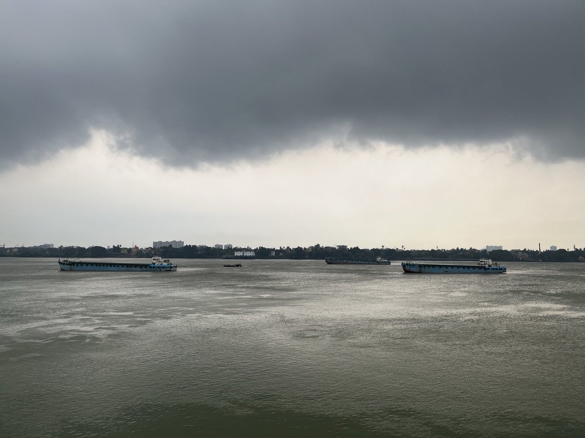 babumoshoy's tweet photo. The sky over Ganga looked like a painting this morning. From cousin’s balcony. Uttarpara. https://t.co/XYWieaWnAe