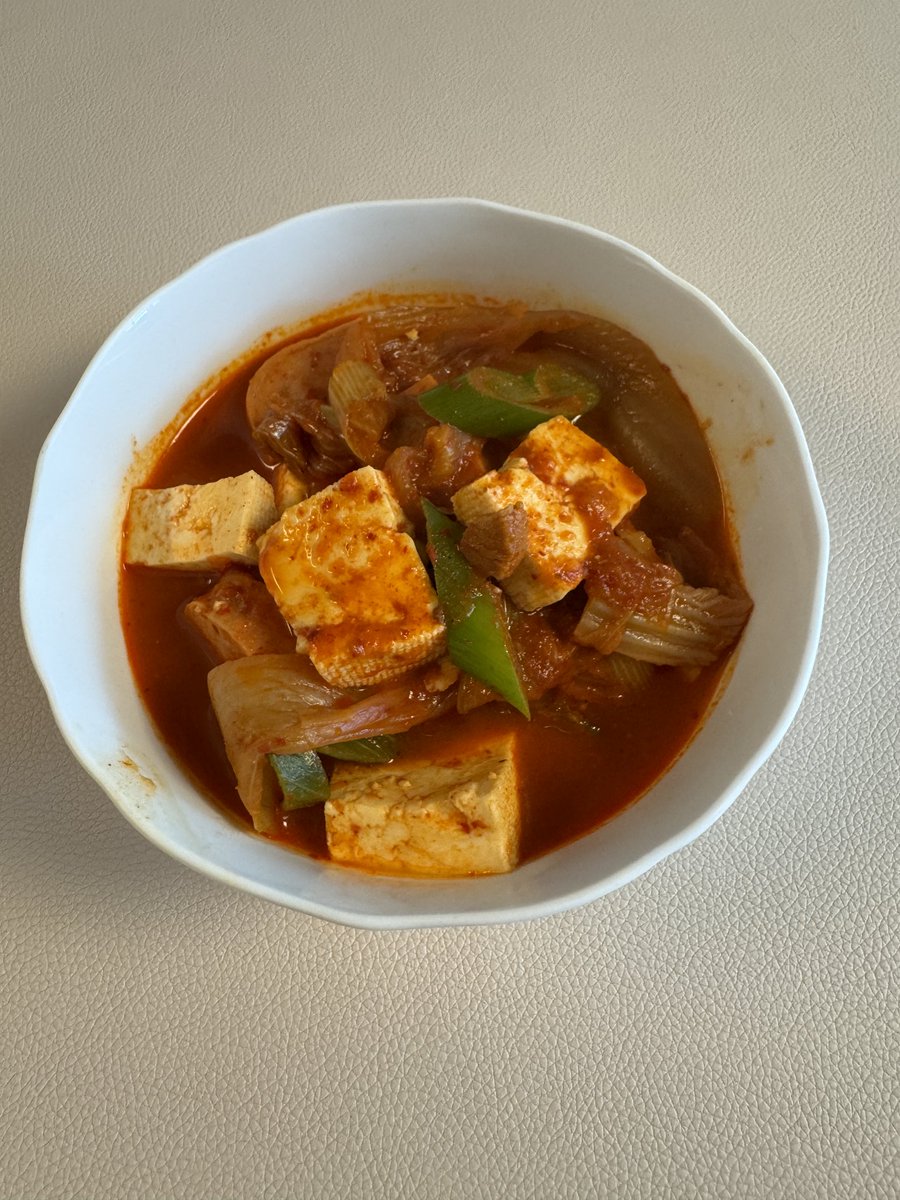 Happy48791's tweet photo. ✨무인양품 돼지고기 김치찜✨

평점: 9/10

김치찜보다는 김치찌개와 같은 느낌으로 돼지고기와 김치가 들어있었소. 냉장고에 있는 스팸과 두부 그리고 대파를 넣어주었고 단맛이 강해서 소금을 조금 넣어주었소. 양은 2인분에 가깝고 맛있는 김치찌개배달전문점의 맛이오. https://t.co/YVw3g51CWO