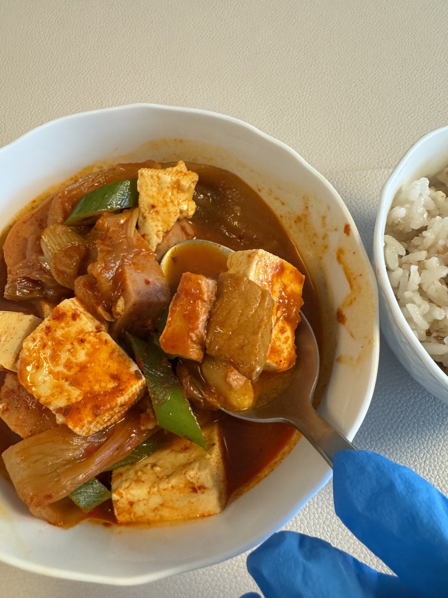 Happy48791's tweet photo. ✨무인양품 돼지고기 김치찜✨

평점: 9/10

김치찜보다는 김치찌개와 같은 느낌으로 돼지고기와 김치가 들어있었소. 냉장고에 있는 스팸과 두부 그리고 대파를 넣어주었고 단맛이 강해서 소금을 조금 넣어주었소. 양은 2인분에 가깝고 맛있는 김치찌개배달전문점의 맛이오. https://t.co/YVw3g51CWO