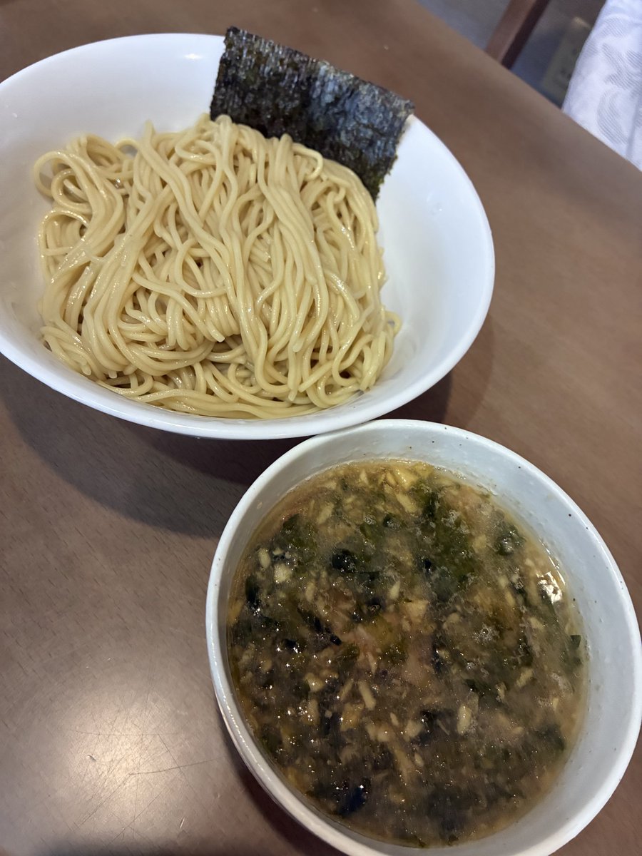 MONOkatsu's tweet photo. 今日は久しぶりに此方へ
#ラーメン一樹 さん
Ｇ系終わったけど
塩レモンも最高なので大盛でいただき😍
妻は林檎とあおさのつけ麺😋
これも東鷲宮時代に衝撃を受けた一杯🤣💕
塩レモンはカルボナーラのような濃厚さで細麺がめっちゃ合う🥰
つけ麺も林檎のさっぱり感と醤油とあおさのバランスが最高😂⤴️ https://t.co/JgTIMytcm0