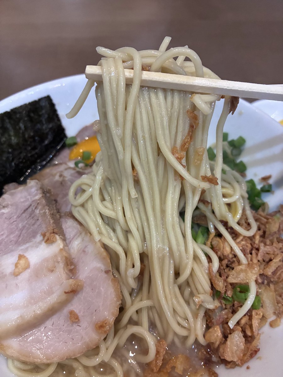 MONOkatsu's tweet photo. 今日は久しぶりに此方へ
#ラーメン一樹 さん
Ｇ系終わったけど
塩レモンも最高なので大盛でいただき😍
妻は林檎とあおさのつけ麺😋
これも東鷲宮時代に衝撃を受けた一杯🤣💕
塩レモンはカルボナーラのような濃厚さで細麺がめっちゃ合う🥰
つけ麺も林檎のさっぱり感と醤油とあおさのバランスが最高😂⤴️ https://t.co/JgTIMytcm0