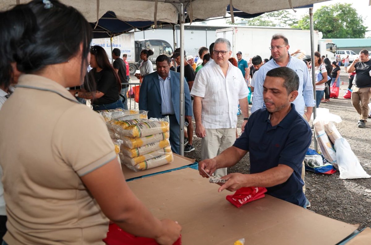as_salazar's tweet photo. Ministro Orillac garantiza apoyo para las Tiendas del Pueblo del IMA, que llevan alimentos a bajos precios 

-Próximamente se abrirán nuevas tiendas del IMA, para expandir de 14 a 21 puntos permanentes a nivel nacional, ampliando la cobertura de un programa que incluye donaciones de alimentos a escuelas. - 

Ante el gran impacto y la afluencia de miles de panameños que asisten cada semana a la Tienda del Pueblo de Frigo (ubicada en San Antonio, corregimiento de Juan Díaz), el ministro de la Presidencia, @JuanCOrillac anunció que se gestionarán los fondos necesarios para adecuar estas instalaciones. El objetivo, según explicó junto al director del Instituto de Mercadeo Agropecuario (IMA), Nilo Murillo, es optimizar la atención a la alta demanda de clientes que busca alimentos a bajo costo.
Orillac resaltó que, para la administración del presidente José Raúl Mulino, es prioritario llevar alimentos a buen precio en todo el país a través de las Tiendas del Pueblo, un programa que, a su vez, funciona como apoyo directo al productor nacional. 

El anuncio del ministro se dio tras un recorrido por la Tienda del Pueblo de Frigo, donde inspeccionó las bodegas de almacenamiento de productos secos y las cámaras de conservación de productos perecederos de baja y media temperatura. Asimismo, con el fin de garantizar la calidad del arroz —uno de los productos más cotizados por los panameños—Orillac visitó el laboratorio de análisis del grano. 

Durante la visita, el titular de la presidencia conoció de primera mano las operaciones de este punto permanente que, desde su apertura en octubre del año pasado por el presidente Mulino, atiende diariamente a más de dos mil personas. El ministro conversó con el personal de ventas, con los emprendedores que aprovechan el espacio para ofrecer sus mercancías y con los compradores.

“Esta tienda permite un ahorro importante de alrededor de 160 dólares al mes por cliente; un ahorro significativo para una familia”, expresó el ministro. Además, destacó que casi el 80% de la oferta es nacional, con lo cual se ayuda al productor nacional.

El ministro elogió la rapidez del servicio a los compradores que buscan, además del arroz, productos como tuna, macarrones, coditos, frijoles, carne, productos del mar, legumbres, vegetales y frutas, entre otros, a muy buen precio. “Todo está muy bien distribuido. Hay muy buenos productos, como la cebolla a un excelente precio (5 libras por 50 centavos), eso no se ve en ningún lado. Aquí hay que hacer algunas adecuaciones, vamos a ver cómo apoyamos al IMA para que consiga los fondos para que las tiendas funcionen mejor y la población sea mejor atendida”, acotó.

Por su parte, @nilomr11 informó que el Gobierno Nacional, a través del IMA, está organizando la logística para llevar a los panameños muchos más productos acordes con la cantidad de personas que acuden a las distintas tiendas y ferias de la entidad. Dijo que implica una estructura donde se organice tanto el productor nacional, como los productos de la canasta básica y que representan parte de las ventas del IMA.

El objetivo es aumentar de 14 a 21 las Tiendas del Pueblo del IMA a nivel nacional. Río Hato, Aguadulce, Calobre, Atalaya, Cañazas de Veraguas; Caledonia, en Soná; David, San Remo y Puerto Armuelles son algunos de los puntos donde el Gobierno Nacional prevé inaugurar próximamente nuevas Tiendas del Pueblo. “Esto nos va a ayudar a brindar apoyo a la gente que en realidad lo necesita”, subrayó.

Sobre la Tienda del Pueblo de Frigo, el director del IMA mencionó que se contempla realizar trabajos de ampliación y techado, cerrar áreas para climatizarlas, principalmente donde las personas esperan, para que tengan una mejor estancia durante sus compras.

Más allá de las ventas, Murillo explicó que el @IMA_Pma beneficia a 10 escuelas de San Miguelito con la donación de alimentos para los comedores escolares, beneficiando a 3,030 estudiantes.
