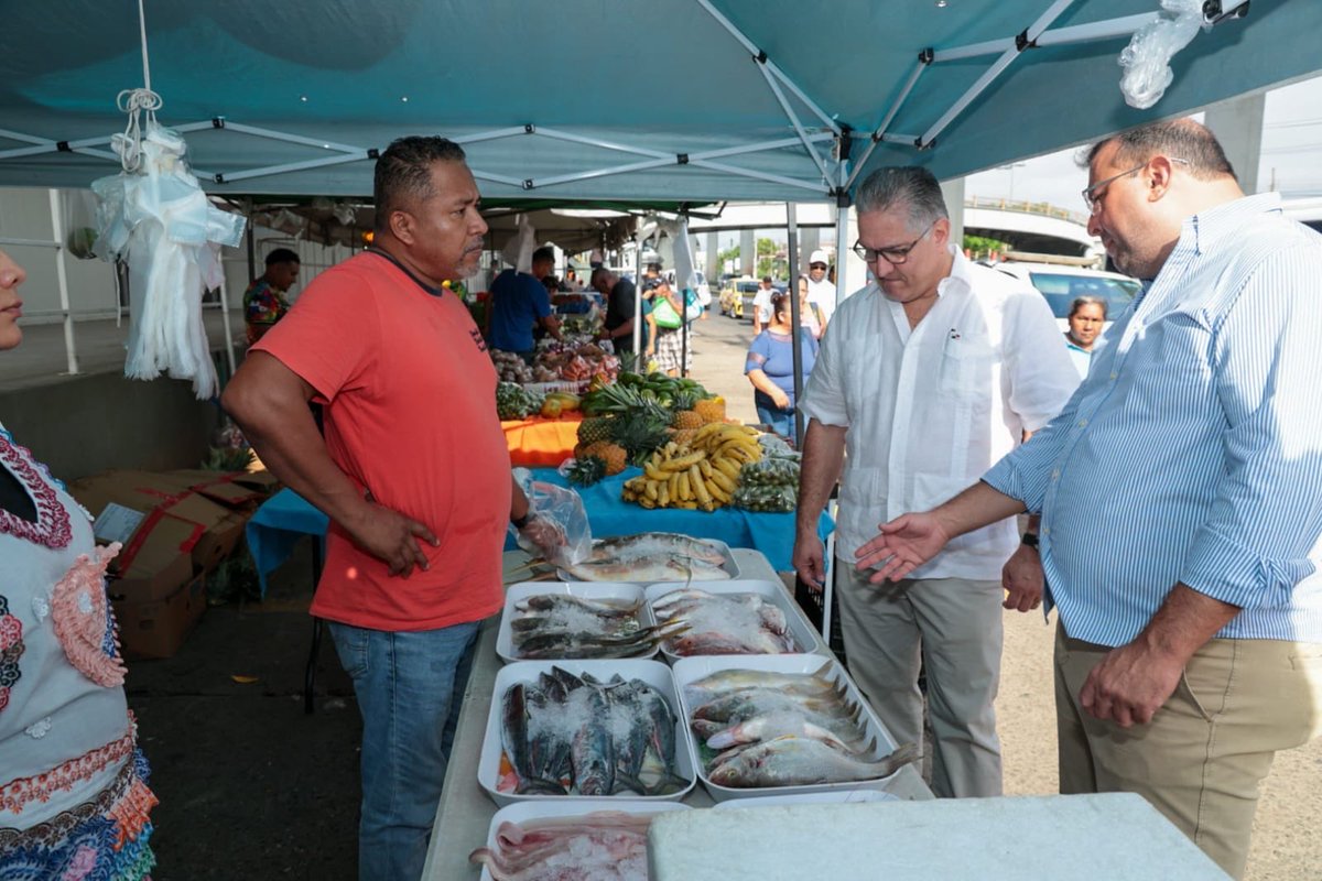 as_salazar's tweet photo. Ministro Orillac garantiza apoyo para las Tiendas del Pueblo del IMA, que llevan alimentos a bajos precios 

-Próximamente se abrirán nuevas tiendas del IMA, para expandir de 14 a 21 puntos permanentes a nivel nacional, ampliando la cobertura de un programa que incluye donaciones de alimentos a escuelas. - 

Ante el gran impacto y la afluencia de miles de panameños que asisten cada semana a la Tienda del Pueblo de Frigo (ubicada en San Antonio, corregimiento de Juan Díaz), el ministro de la Presidencia, @JuanCOrillac anunció que se gestionarán los fondos necesarios para adecuar estas instalaciones. El objetivo, según explicó junto al director del Instituto de Mercadeo Agropecuario (IMA), Nilo Murillo, es optimizar la atención a la alta demanda de clientes que busca alimentos a bajo costo.
Orillac resaltó que, para la administración del presidente José Raúl Mulino, es prioritario llevar alimentos a buen precio en todo el país a través de las Tiendas del Pueblo, un programa que, a su vez, funciona como apoyo directo al productor nacional. 

El anuncio del ministro se dio tras un recorrido por la Tienda del Pueblo de Frigo, donde inspeccionó las bodegas de almacenamiento de productos secos y las cámaras de conservación de productos perecederos de baja y media temperatura. Asimismo, con el fin de garantizar la calidad del arroz —uno de los productos más cotizados por los panameños—Orillac visitó el laboratorio de análisis del grano. 

Durante la visita, el titular de la presidencia conoció de primera mano las operaciones de este punto permanente que, desde su apertura en octubre del año pasado por el presidente Mulino, atiende diariamente a más de dos mil personas. El ministro conversó con el personal de ventas, con los emprendedores que aprovechan el espacio para ofrecer sus mercancías y con los compradores.

“Esta tienda permite un ahorro importante de alrededor de 160 dólares al mes por cliente; un ahorro significativo para una familia”, expresó el ministro. Además, destacó que casi el 80% de la oferta es nacional, con lo cual se ayuda al productor nacional.

El ministro elogió la rapidez del servicio a los compradores que buscan, además del arroz, productos como tuna, macarrones, coditos, frijoles, carne, productos del mar, legumbres, vegetales y frutas, entre otros, a muy buen precio. “Todo está muy bien distribuido. Hay muy buenos productos, como la cebolla a un excelente precio (5 libras por 50 centavos), eso no se ve en ningún lado. Aquí hay que hacer algunas adecuaciones, vamos a ver cómo apoyamos al IMA para que consiga los fondos para que las tiendas funcionen mejor y la población sea mejor atendida”, acotó.

Por su parte, @nilomr11 informó que el Gobierno Nacional, a través del IMA, está organizando la logística para llevar a los panameños muchos más productos acordes con la cantidad de personas que acuden a las distintas tiendas y ferias de la entidad. Dijo que implica una estructura donde se organice tanto el productor nacional, como los productos de la canasta básica y que representan parte de las ventas del IMA.

El objetivo es aumentar de 14 a 21 las Tiendas del Pueblo del IMA a nivel nacional. Río Hato, Aguadulce, Calobre, Atalaya, Cañazas de Veraguas; Caledonia, en Soná; David, San Remo y Puerto Armuelles son algunos de los puntos donde el Gobierno Nacional prevé inaugurar próximamente nuevas Tiendas del Pueblo. “Esto nos va a ayudar a brindar apoyo a la gente que en realidad lo necesita”, subrayó.

Sobre la Tienda del Pueblo de Frigo, el director del IMA mencionó que se contempla realizar trabajos de ampliación y techado, cerrar áreas para climatizarlas, principalmente donde las personas esperan, para que tengan una mejor estancia durante sus compras.

Más allá de las ventas, Murillo explicó que el @IMA_Pma beneficia a 10 escuelas de San Miguelito con la donación de alimentos para los comedores escolares, beneficiando a 3,030 estudiantes.