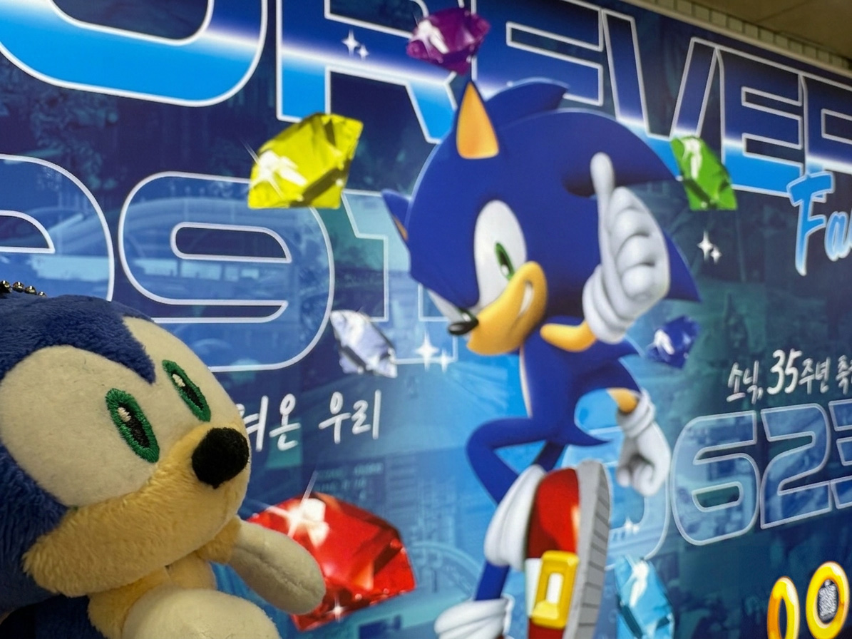 sega_korea's tweet photo. 소닉 35주년 기념!
홍대입구역 OOH 광고 전개 중💙
⠀
8번 출구 개찰구로 나가는 길에 소닉이 벽면을 파랗게 빛내고 있답니다!
홍대입구역에 들르는 분들은 꼭 한 번 사진도 촬영하고,
#홍대소닉 을 넣어 이벤트도 참여해 주세요!
⠀
광고는 약 한 달 동안 게재됩니다!🥰 https://t.co/mNqGRfDqoc