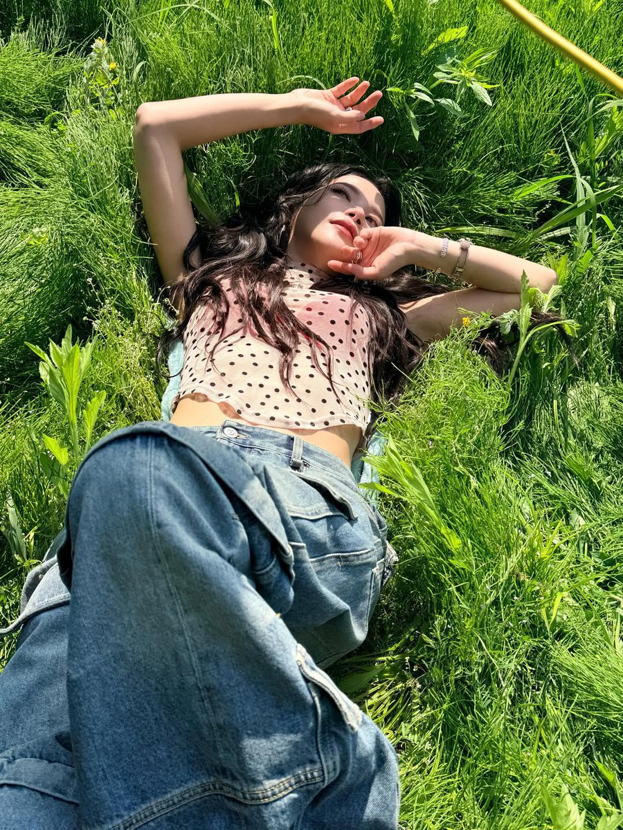 BrasilMOO's tweet photo. SOLAR conversando com os moomoos sobre 4 FLOWERS:

"Tem gente dizendo que parece com as músicas antigas do MAMAMOO."
"Eu acho que isso tá certo"
"Eu fico sentimental quando eu escuto"
"Né, eu acho que é diferente das músicas dos dias de hoje"

©️ ultmoonsun https://t.co/JDk63Koe67