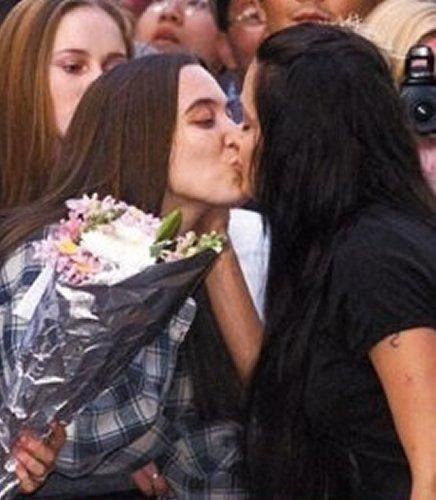 MagaliMathias's tweet photo. angie kissing a fan at the premiere in london

happy pride https://t.co/r5mSFJA2eH