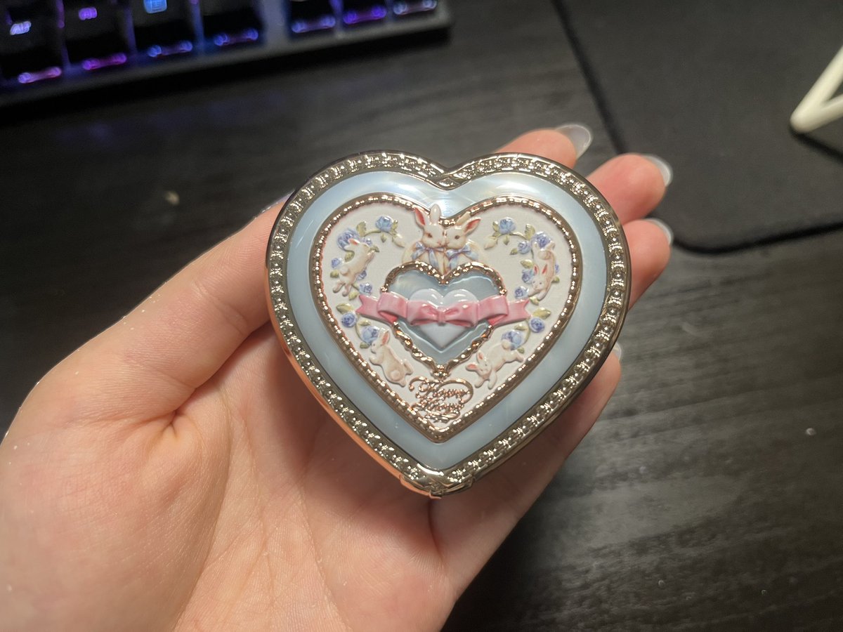 roentgen2002's tweet photo. the packaging of this blush omg https://t.co/9DOQJyDDPP
