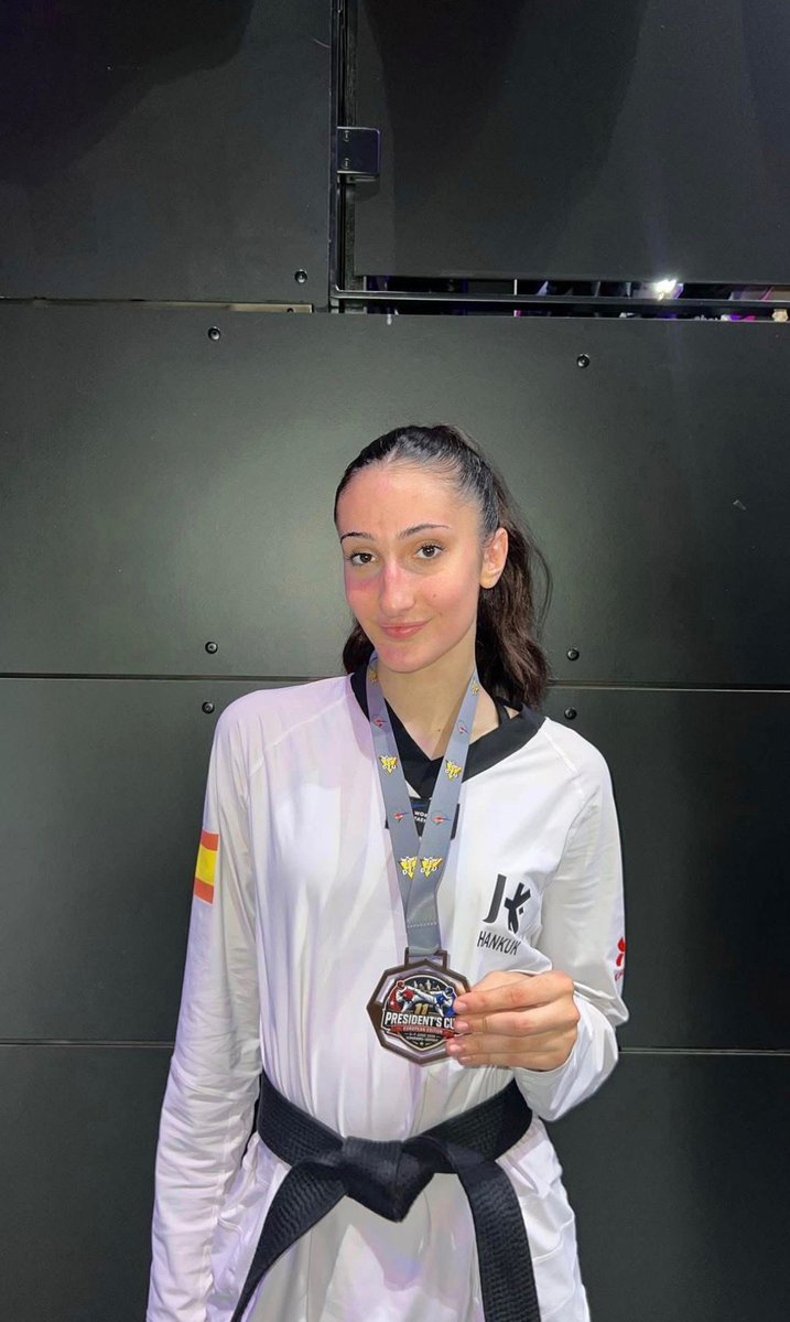 Moralzarzal's tweet photo. 🥉 Nuestra vecina Sofía García se cuelga la medalla de bronce en la categoría de -53 kg en la Copa Presidente de Nuremberg (#Alemania), compitiendo con la #SelecciónEspañola de #Taekwondo. 🇪🇸🥋
¡Enhorabuena, Sofía! Todo un ejemplo de esfuerzo y talento. 👏❤️ #Moralzarzal #deporte https://t.co/Oy0EgjJiN9