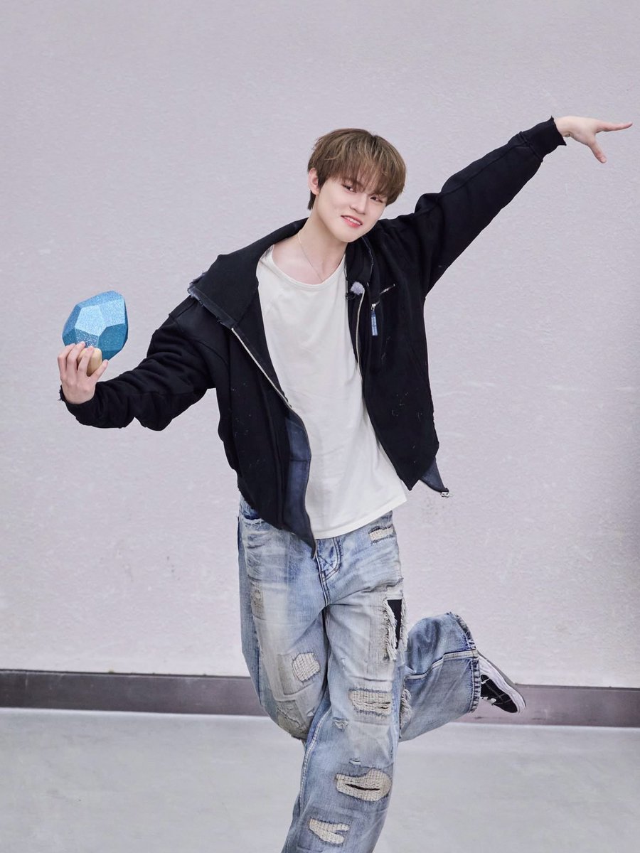 _____leledream's tweet photo. 근데궁금한고 천러 바지에 저 까만거는 내복인가요 바지디자인인가요 ㅠㅠ https://t.co/WHbt9PyfnR